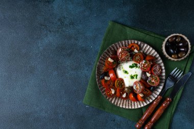 Dilimlenmiş domatesli İtalyan caprese salatası, mozzarella, fesleğen, zeytinyağı. Üst Manzara. Sağlıklı yiyecekler. İtalyan salatası.