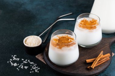 Üstünde tarçın olan lezzetli Horchata. Pirinç suyu. Valensiyalı Horchata pirinç, süt ve tarçından yapılmış. Meksika içkisi. Vejetaryen kokteyli. Pirinç sütü
