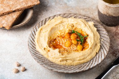 Humus ve çıtır ekmek. Sağlıklı atıştırmalıklar. Vejetaryen yemeği. Nohut humusu..