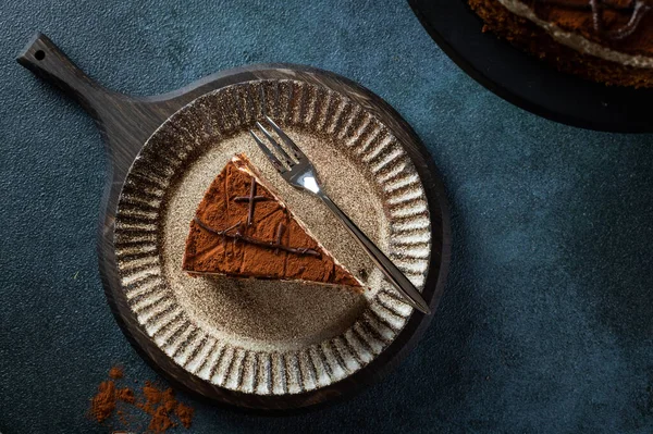 Тарелка Ломтиком Вкусного Домашнего Шоколадного Торта Синем Фоне Пространство Текста — стоковое фото