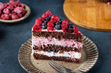 Krem şantili ve taze dutlu çikolatalı pasta. Bir parça ahududulu kek. Yabanmersinli kek. Pastanın bir kısmı. Yaz tatlısı