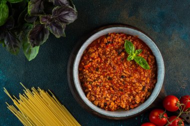 Klasik İtalyan bolonez sosu. Makarna hazırlıyorum. Lazanya sosu yapıyorum. İtalyan yemeği. Et güveci. Makarna bolonez.