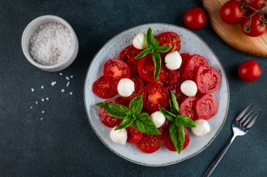 Domates, fesleğen ve mozzarella soslu Caprese salatası. İtalyan salatası. İtalyan yemeği. Yüksek kalite fotoğraf