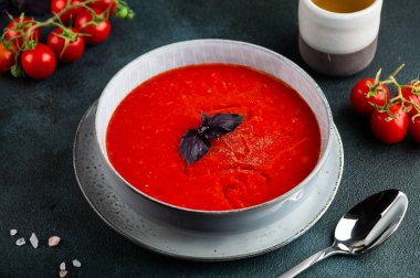 Geleneksel İspanyol Gazpacho. Biber ve soğanlı domates çorbası. Vejetaryen çorbası. İspanyol mutfağı. 