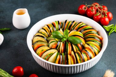 Çiğ ratatouille, sebze yahnisi. Klasik Fransız mutfağı. Çiğ ratatouille, sebze yahnisi. Klasik Fransız mutfağı. Geleneksel Fransız yemeği. Yüksek kalite fotoğraf