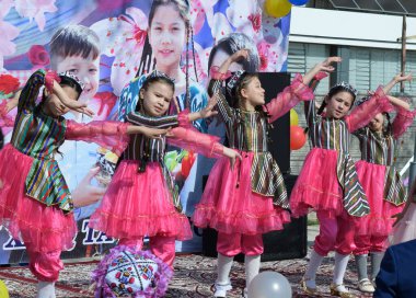 Jizzakh.Özbekistan. Mart 2023. Nowruz bayramı. Jizzakh Özbekistan 'da düzenlenen Orta Asya Geleneksel Nowruz Festivali' nin ulusal kıyafetlerle, dans ve eğlenceyle kutlanması.