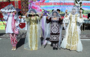 Jizzakh.Özbekistan. Mart 2023. Nowruz bayramı. Jizzakh Özbekistan 'da düzenlenen Orta Asya Geleneksel Nowruz Festivali' nin ulusal kıyafetlerle, dans ve eğlenceyle kutlanması.