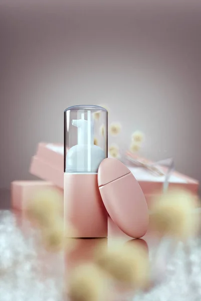 化粧品の3Dイラスト優しくバラボトルモックアップシルク生地ギフトボックス バラの背景とミラーテーブルの花と コピースペース — ストック写真