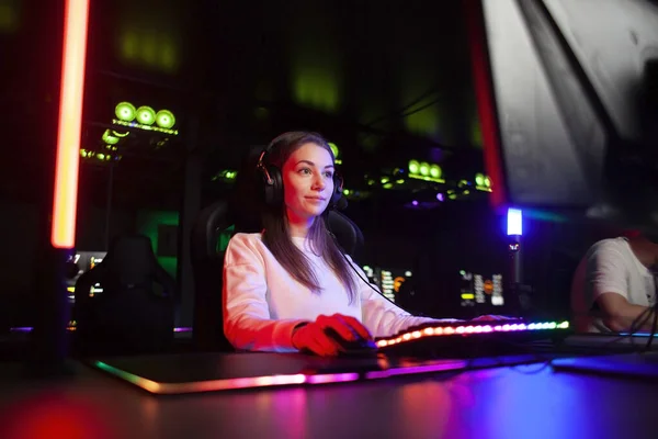 Young Girl Gamer Sits Headphones Computer Club Plays Game Team —  Fotos de Stock
