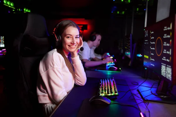 Young Girl Gamer Sits Headphones Computer Club Looks Camera Smiles —  Fotos de Stock