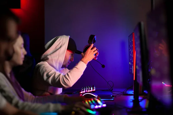 Young Guy Gamer Sits Computer Club Puts Headphones Man Player —  Fotos de Stock