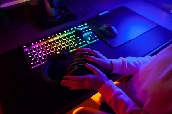Gamer Workplace Esports Player Devices Girl Hands Holding Headphones Neon —  Fotos de Stock