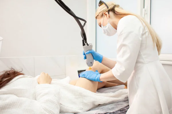 Leg Hair Removal Alexandrite Laser Woman Client Cosmetology Clinic Doing — Foto de Stock