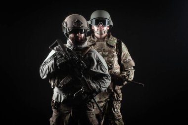 Amerikan özel kuvvetleri, siyah arka planda silahları olan iki askeri üniformalı asker, seçkin birlikler, gece silahlı korucular.