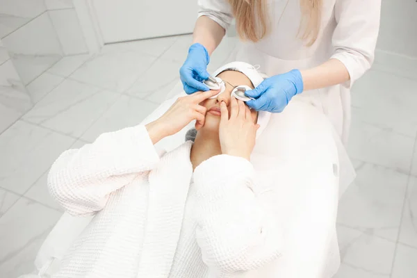 Paciente Mujer Acuesta Sofá Clínica Cosmetología Pone Gafas Procedimiento Limpieza — Foto de Stock