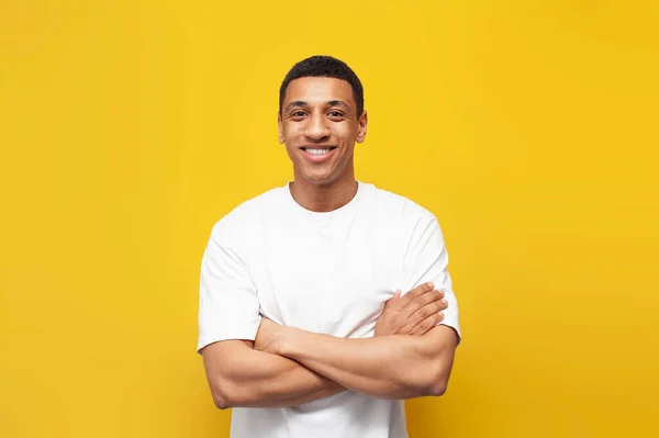Young Cheerful Guy Afro American White Oversized Shirt Stands Yellow — Stock Photo, Image