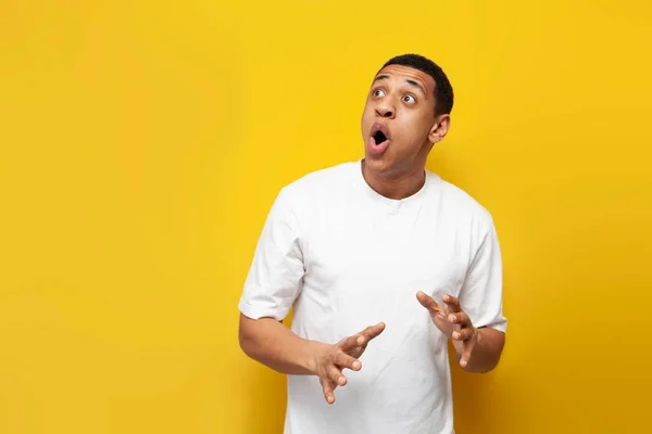 Joven Sorprendido Afroamericano Chico Blanco Sobredimensionado Camiseta Sorprendido Amarillo Aislado — Foto de Stock