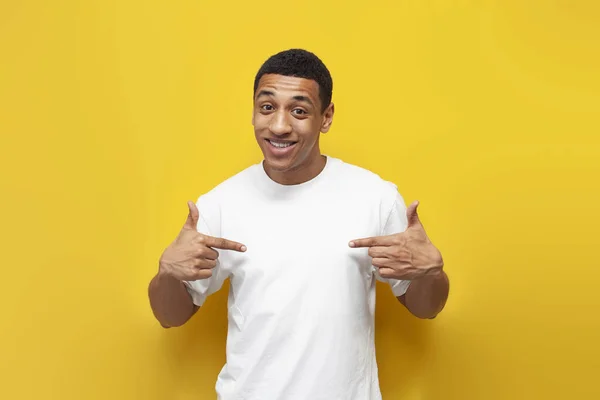 Young Afro American Guy White Oversized Shirt Shows His Hands — Stock Photo, Image