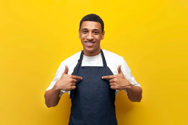 Young Guy Afro American Waiter Uniform Shows His Hands Apron — Stock Photo, Image