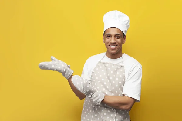 Young Guy Afro American Chef Uniform Pointing Aside Yellow Isolated — Stock Photo, Image