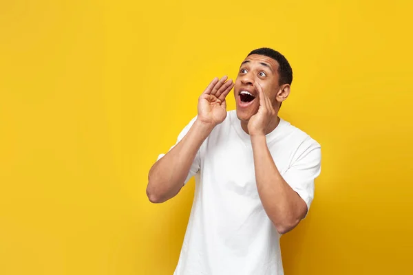 Young African American Guy White Shirt Shouts Loudly Side Yellow — Stock Photo, Image