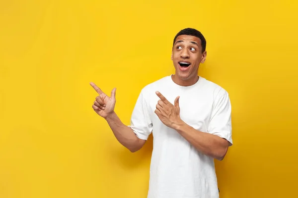 Joven Afroamericano Chico Blanco Camiseta Muestra Sus Manos Lado Amarillo — Foto de Stock
