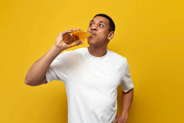 Joven Afroamericano Chico Blanco Camiseta Bebidas Cerveza Amarillo Aislado Fondo — Foto de Stock