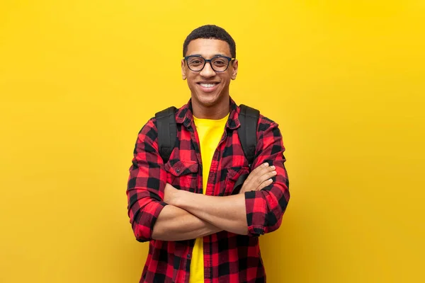 Chico Joven Afroamericano Estudiante Gafas Con Mochila Sobre Fondo Aislado — Foto de Stock