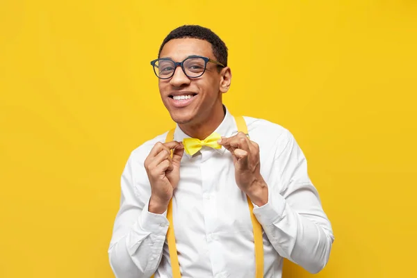Joven Afroamericano Chico Festivo Traje Gafas Endereza Pajarita Amarillo Aislado — Foto de Stock