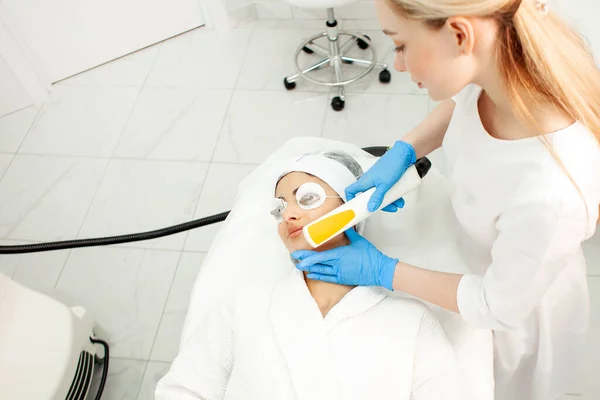 Läkare Kosmetolog Gör Laser Ansiktsrengöring Till Patienten Med Modern Professionell — Stockfoto