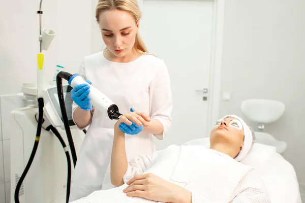 Läkare Kosmetolog Gör Laser Rengöring Huden Armen Patienten Med Modern — Stockfoto