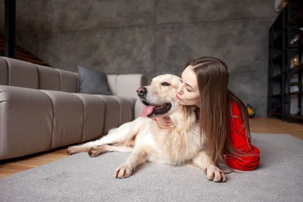 Young Girl Plays Dog Breed Golden Retriever Home Floor Woman — стоковое фото