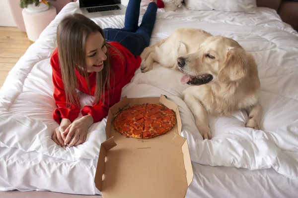 Young Girl Lies Bed Golden Retriever Dog Eats Pizza Woman — Stok fotoğraf