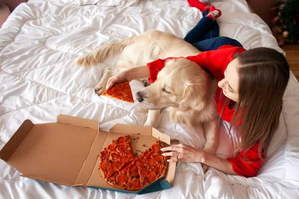 Young Girl Lies Bed Golden Retriever Dog Eats Pizza Woman — Photo