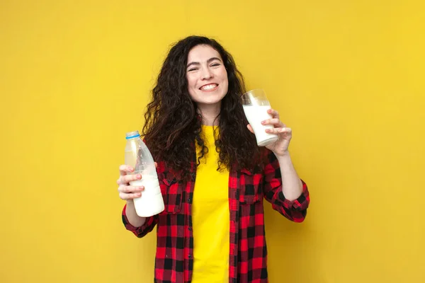 Genç Neşeli Kıvırcık Esmer Kadın Sarı Arka Plandaki Bardaktan Süt — Stok fotoğraf