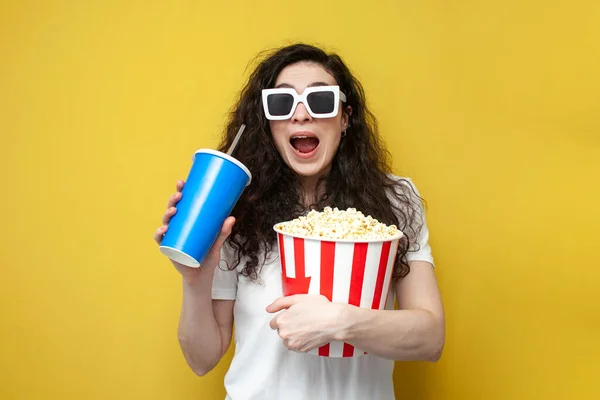 Young Shocked Girl Viewer White Shirt Glasses Holds Large Bucket — Stock Photo, Image