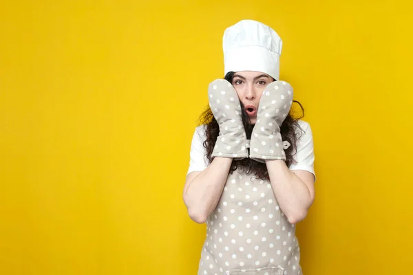 Chocado Jovem Chef Avental Luvas Cozimento Mostra Surpresa Fundo Isolado — Fotografia de Stock