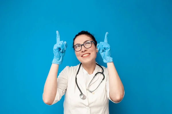 Ung Läkare Flicka Uniform Visar Händerna Upp Blå Bakgrund Kvinna — Stockfoto