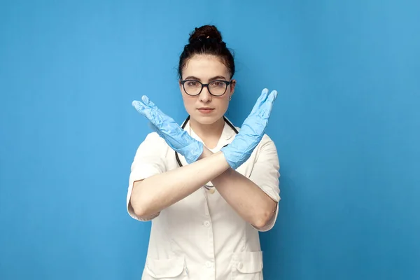 Läkare Kvinna Uniform Visar Stopp Gest Med Handen Blå Bakgrund — Stockfoto
