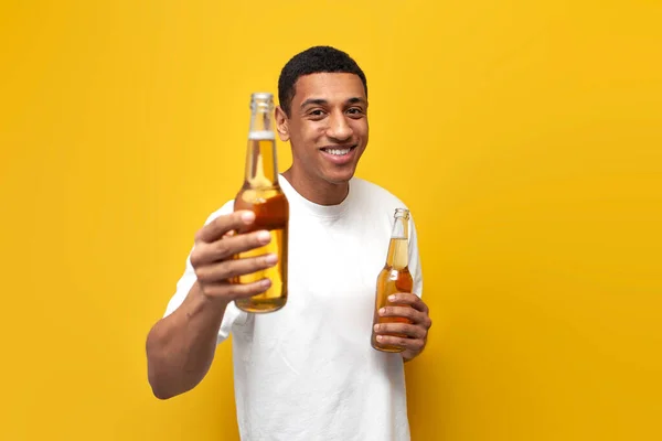 Joven Afroamericano Chico Blanco Camiseta Sostiene Dos Botellas Cerveza Amarillo — Foto de Stock