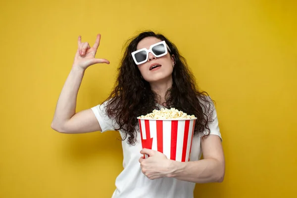 Cheerful Curly Girl Viewer Glasses Holding Popcorn Showing Rock Gesture — Stock Photo, Image