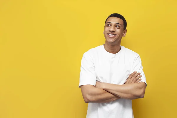 Young Pensive Afro American Guy White Oversized Shirt Stands Yellow — Stock Photo, Image