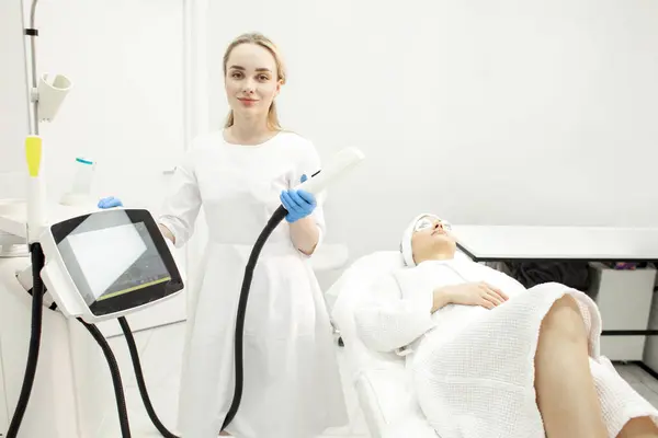 Läkare Kosmetolog Håller Laser Kosmetologi Klinik Dermatolog Med Modern Professionell — Stockfoto