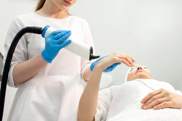 Fraktionerad Laser Återupplivning Förfarande Kosmetolog Läkare Gör Hudrengöring Armen Kvinnlig — Stockfoto