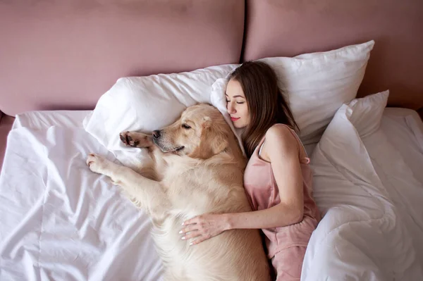 Young Girl Pajamas Sleeps Bed Golden Retriever Dog Woman Lies —  Fotos de Stock