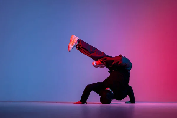 Dansçı Akrobatik Hareketler Yapıyor Dans Ediyor Neon Kırmızısı Mavi Işıkta — Stok fotoğraf