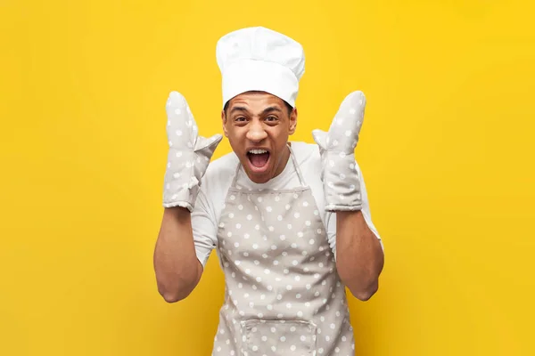 Excited Guy African American Baker Apron Gloves Screams Panics Yellow — Stock Photo, Image