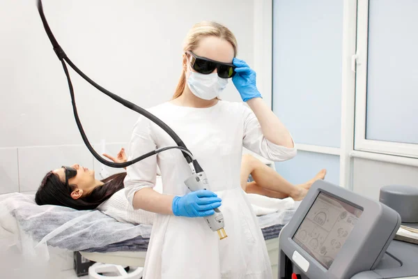 Lekarz Kosmetolog Mundurze Posiada Laser Aleksandrytowy Profesjonalne Usuwanie Włosów Klinice — Zdjęcie stockowe