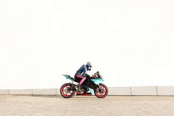Facet Motocyklista Profesjonalnym Sprzęcie Ochronnym Kasku Jeździ Sportowe Szybki Motocykl — Zdjęcie stockowe