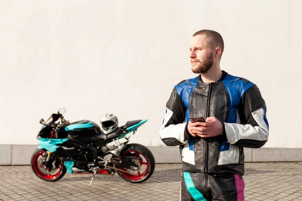 Chlap Motocyklista Profesionální Ochranné Prostředky Stojí Blízkosti Sportovní Motocykl Používá — Stock fotografie